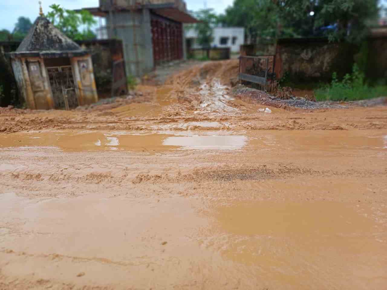 दरेकसा रेलवे फाटक पर दुर्घटना का खतरा मंडराता हुआ